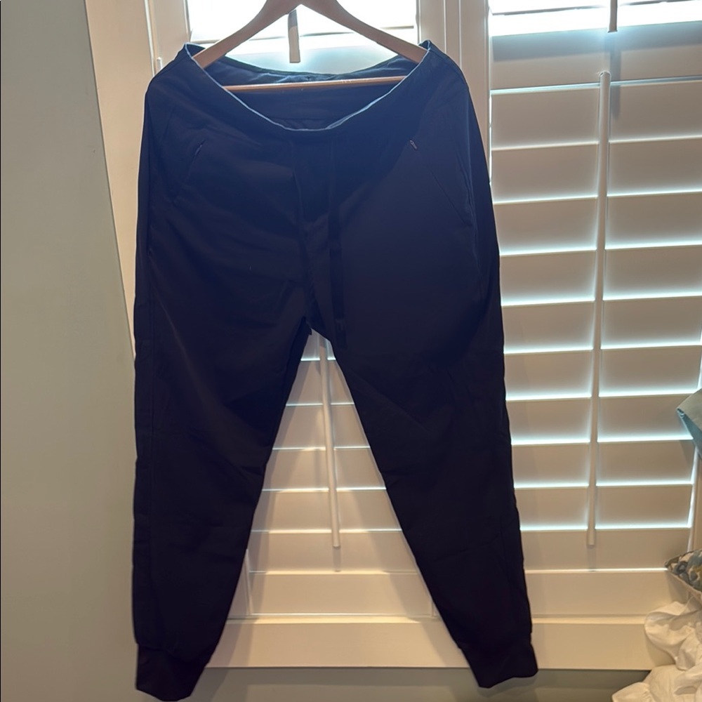 Black Sweatpants with Relaxed Fit and Modern Style
